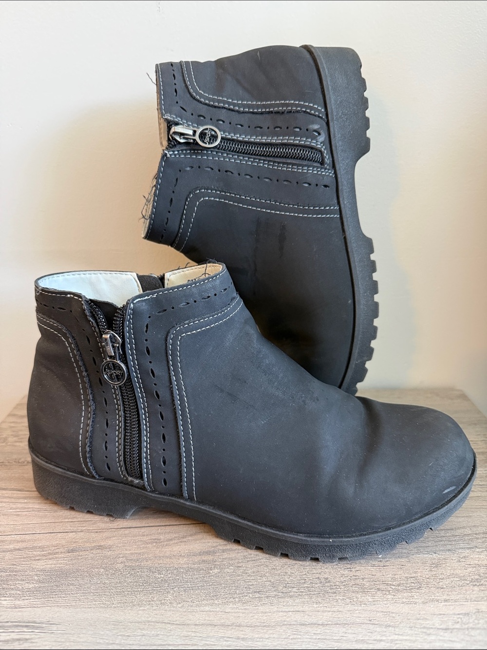 Jsport Memory Foam Black double sided Zip Ankle Boots with Decorative Stitching